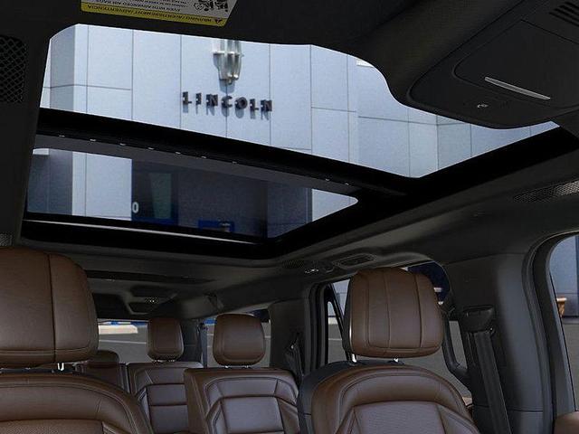 Photo of 2025 White Metallic Lincoln Navigator L