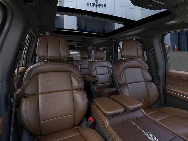Photo of 2025 White Metallic Lincoln Navigator L