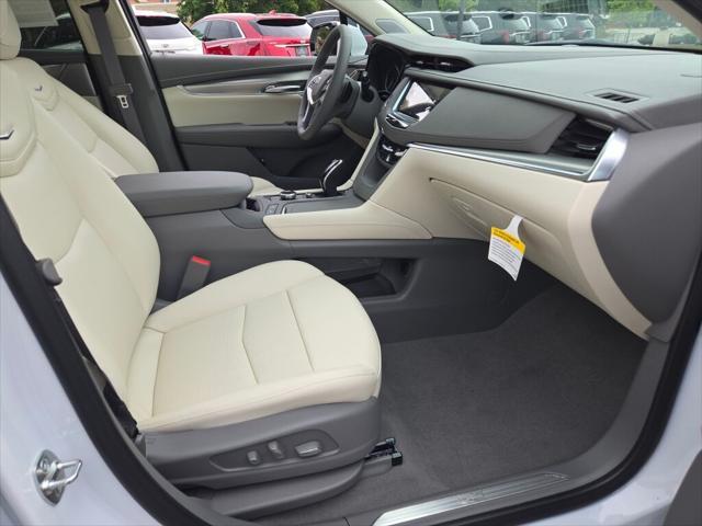 Photo of 2025 Crystal White Tricoat Cadillac XT5