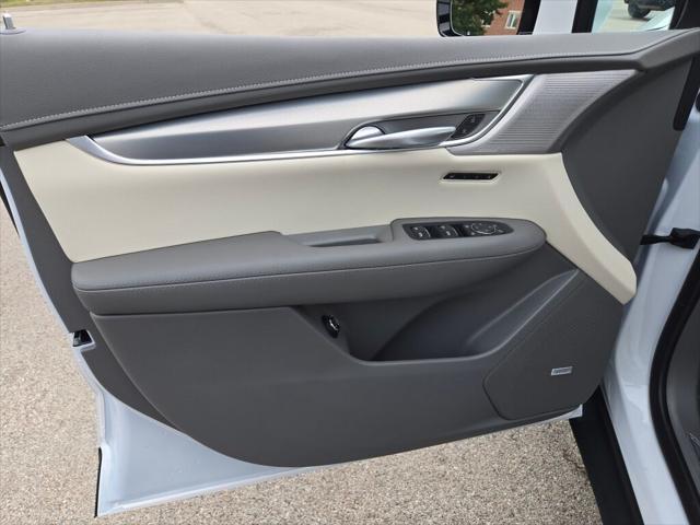 Photo of 2025 Crystal White Tricoat Cadillac XT5