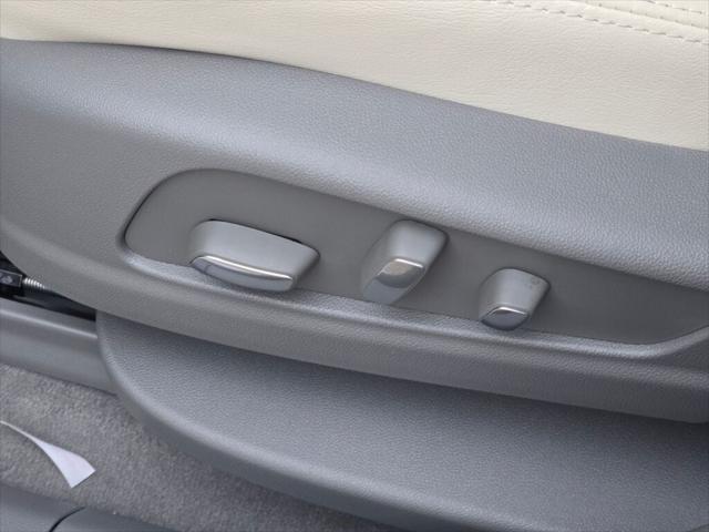 Photo of 2025 Crystal White Tricoat Cadillac XT5