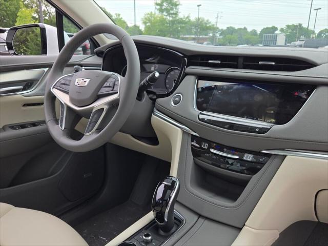 Photo of 2025 Crystal White Tricoat Cadillac XT5