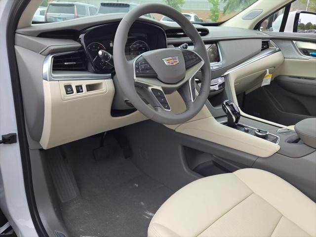 Photo of 2025 Crystal White Tricoat Cadillac XT5
