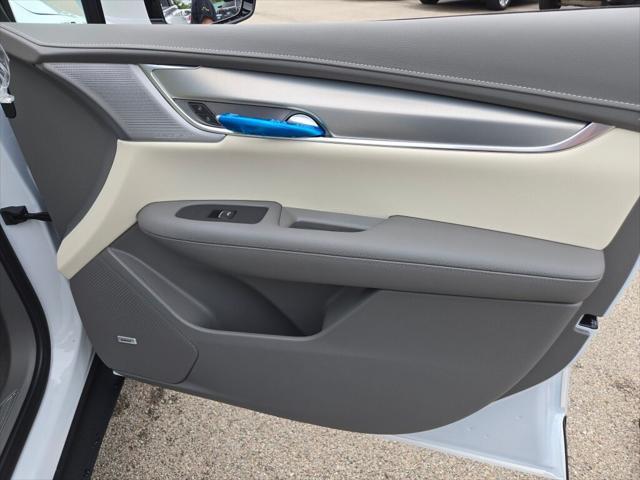 Photo of 2025 Crystal White Tricoat Cadillac XT5