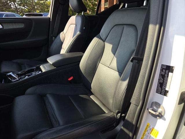 Photo of 2024 Crystal White Metallic Volvo XC40