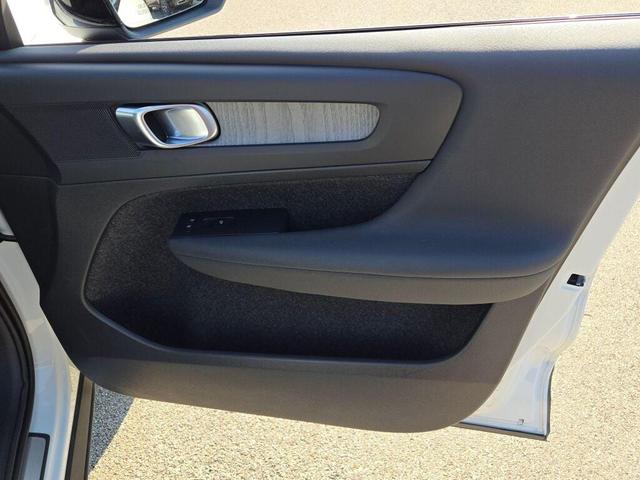 Photo of 2024 Crystal White Metallic Volvo XC40