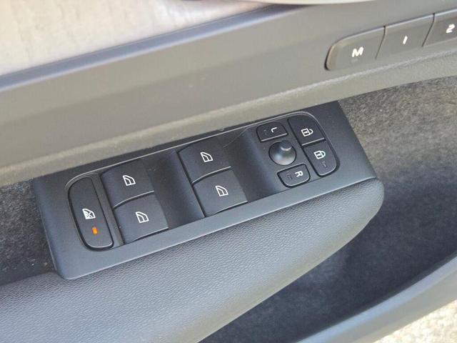 Photo of 2024 Crystal White Metallic Volvo XC40