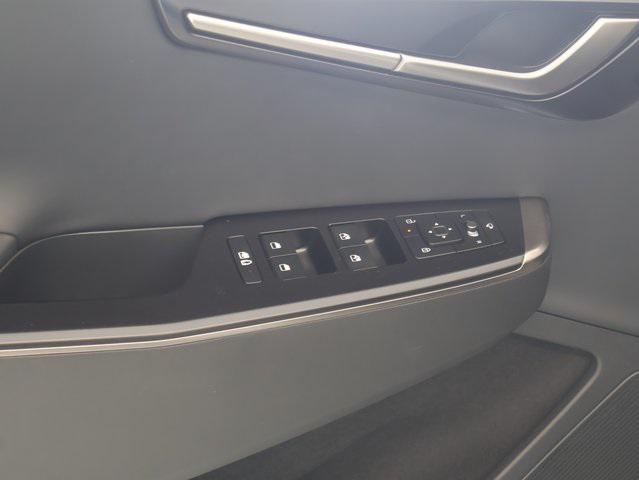 Photo of 2025 Glacier White Pearl Kia EV6