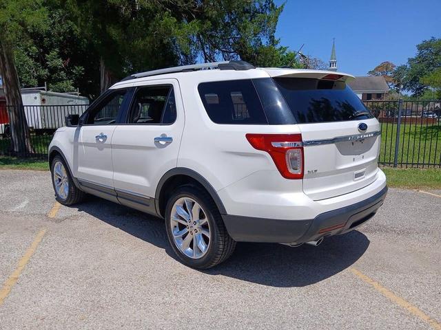 Photo of 2013 White Platinum Metallic Tri-Coat Ford Explorer