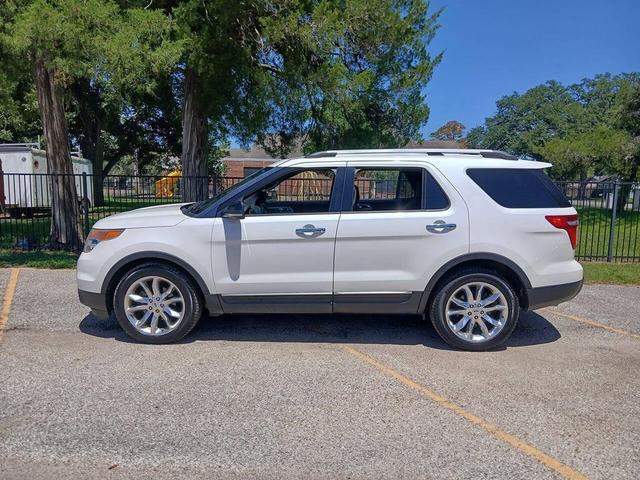 Photo of 2013 White Platinum Metallic Tri-Coat Ford Explorer