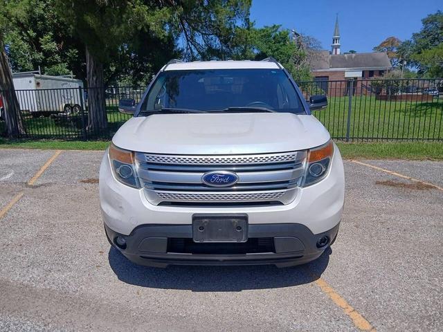 Photo of 2013 White Platinum Metallic Tri-Coat Ford Explorer