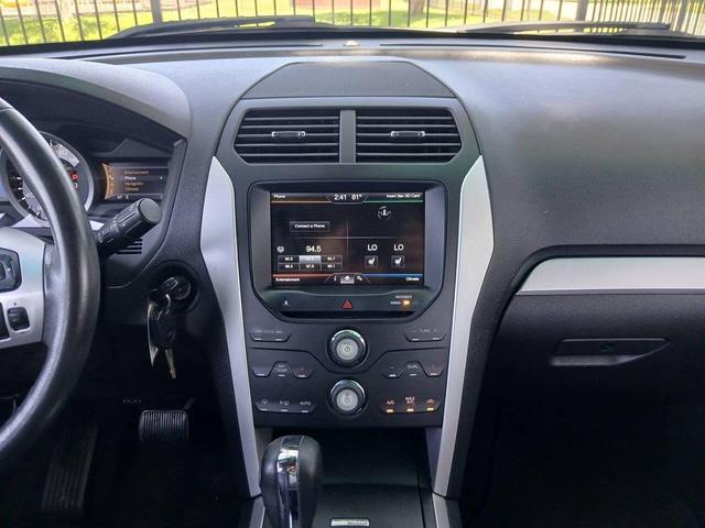 Photo of 2013 White Platinum Metallic Tri-Coat Ford Explorer