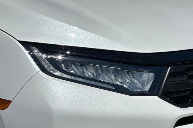 Photo of 2025 Platinum White Pearl Honda Odyssey