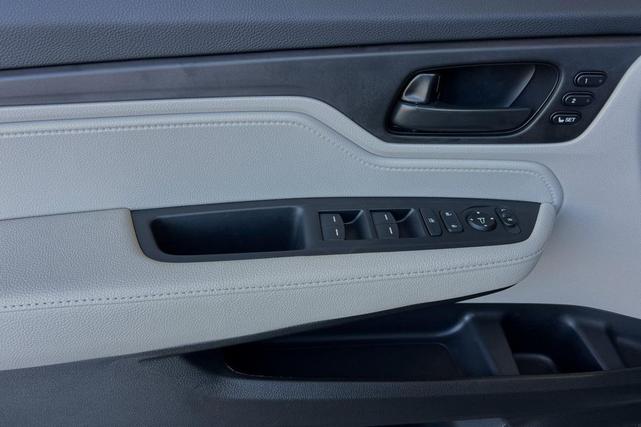 Photo of 2025 Platinum White Pearl Honda Odyssey