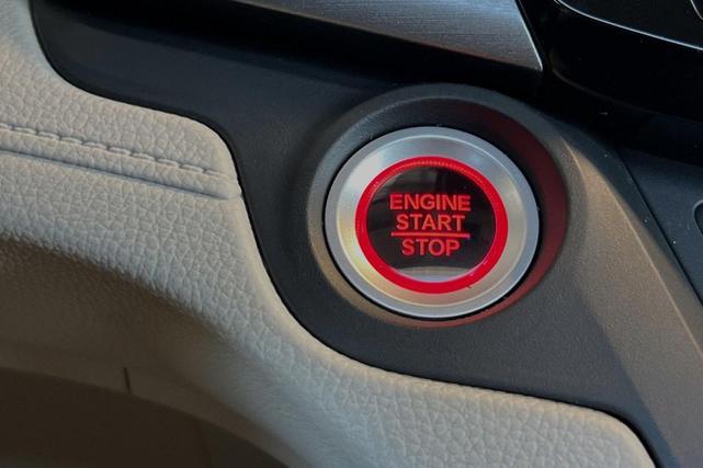 Photo of 2025 Platinum White Pearl Honda Odyssey