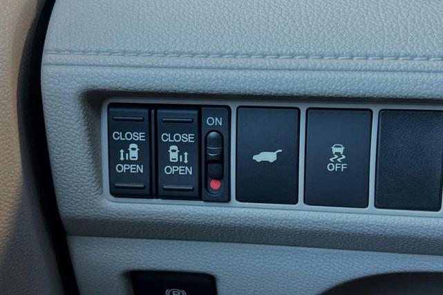 Photo of 2025 Platinum White Pearl Honda Odyssey