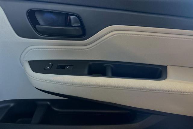 Photo of 2025 Platinum White Pearl Honda Odyssey