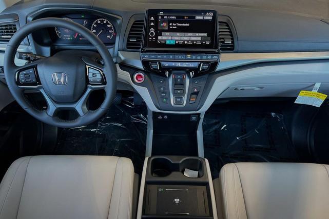 Photo of 2025 Platinum White Pearl Honda Odyssey