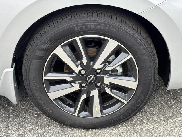 Photo of 2025 Brilliant Silver Metallic Nissan Versa