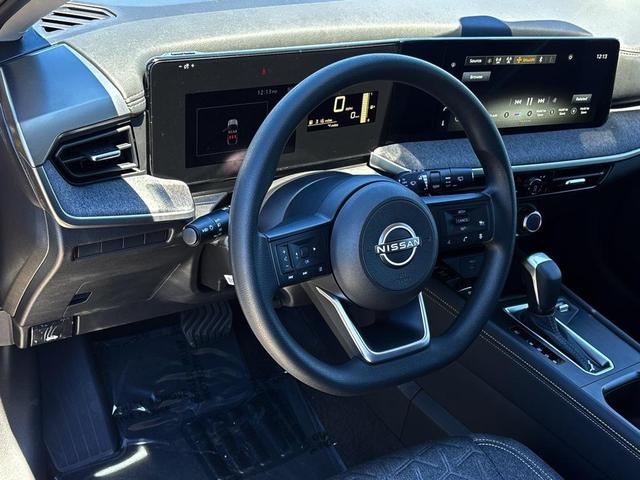 Photo of 2025 Canyon Bronze Metallic Nissan Kicks