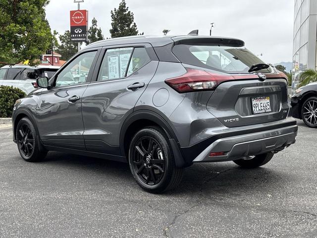 Photo of 2024 Gun Metallic Nissan Kicks