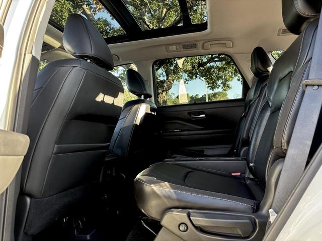 Photo of 2022 Pearl White Tricoat/Super Black Nissan Pathfinder