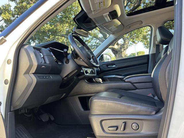 Photo of 2022 Pearl White Tricoat/Super Black Nissan Pathfinder