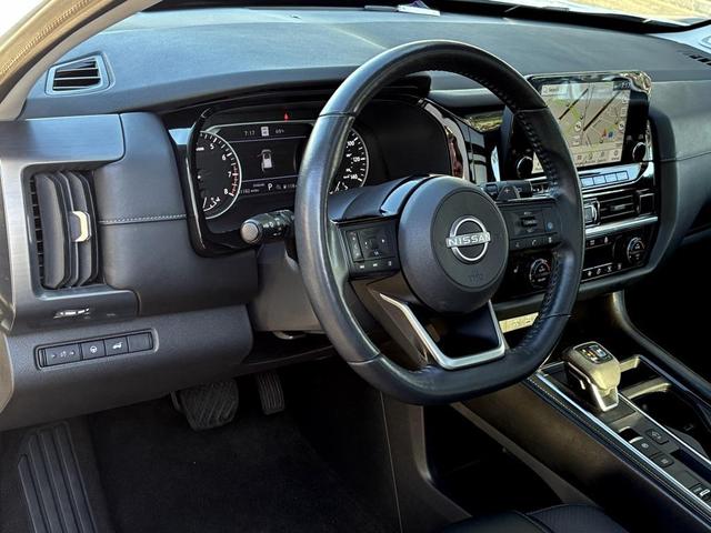 Photo of 2022 Pearl White Tricoat/Super Black Nissan Pathfinder