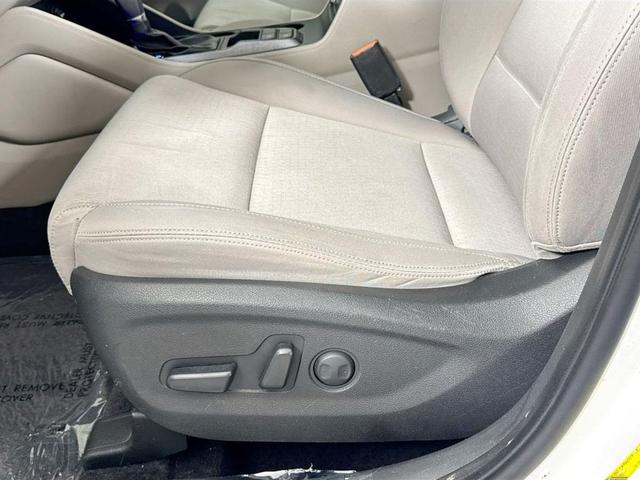 Photo of 2016 Winter White Hyundai TUCSON
