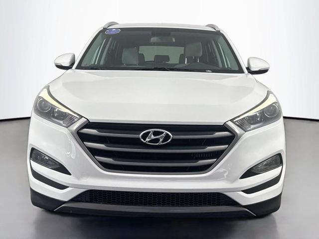 Photo of 2016 Winter White Hyundai TUCSON