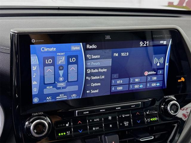 Photo of 2022 White Toyota Highlander Hybrid