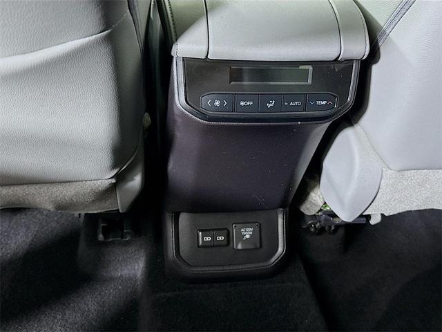 Photo of 2022 White Toyota Highlander Hybrid