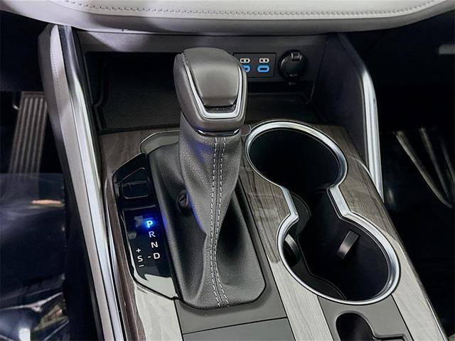 Photo of 2022 White Toyota Highlander Hybrid