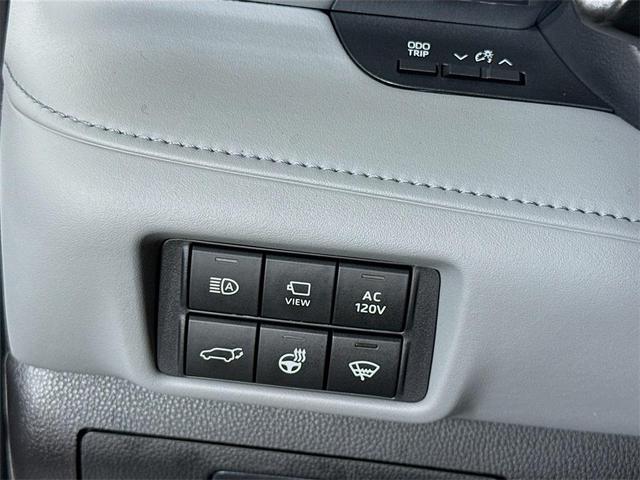 Photo of 2022 White Toyota Highlander Hybrid