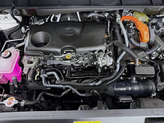 Photo of 2022 White Toyota Highlander Hybrid