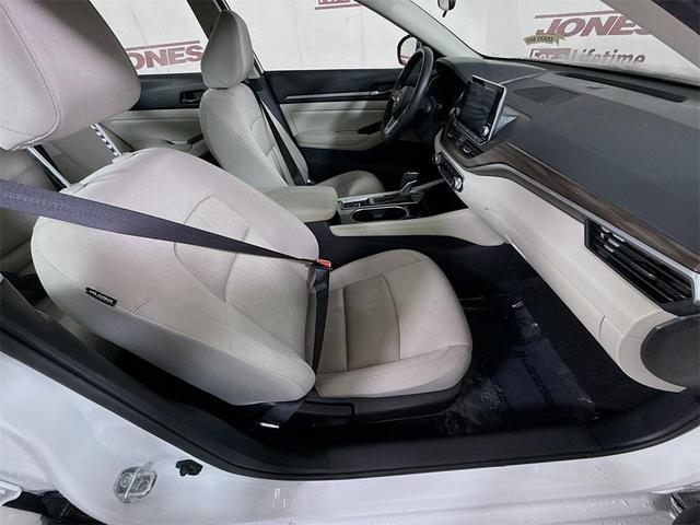 Photo of 2023 Pearl White Tricoat Nissan Altima