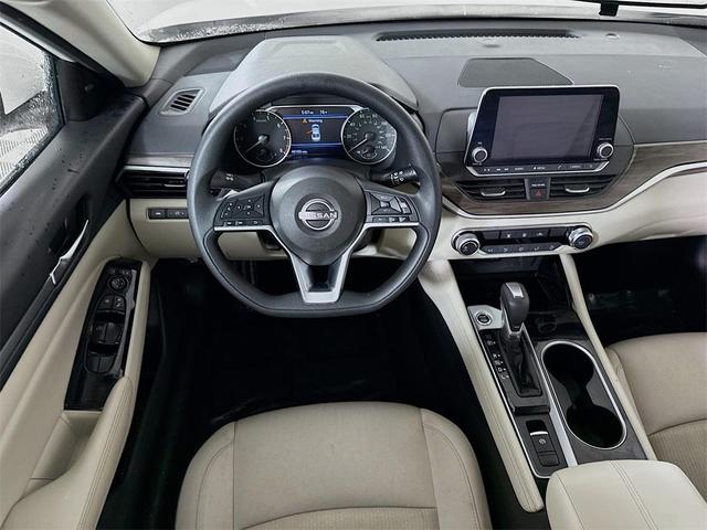 Photo of 2023 Pearl White Tricoat Nissan Altima