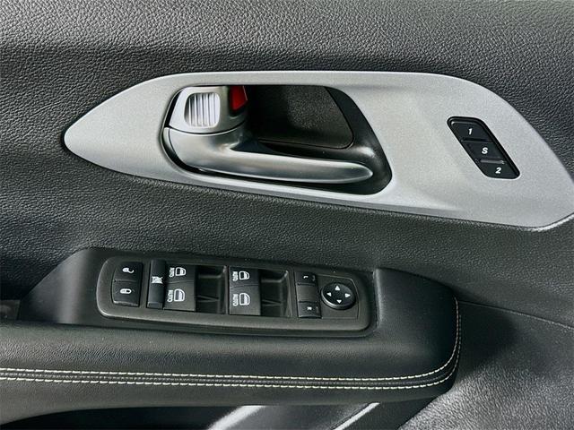 Photo of 2022 Granite Crystal Metallic Clearcoat Chrysler Pacifica