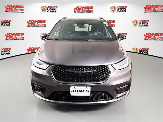 Photo of 2022 Granite Crystal Metallic Clearcoat Chrysler Pacifica