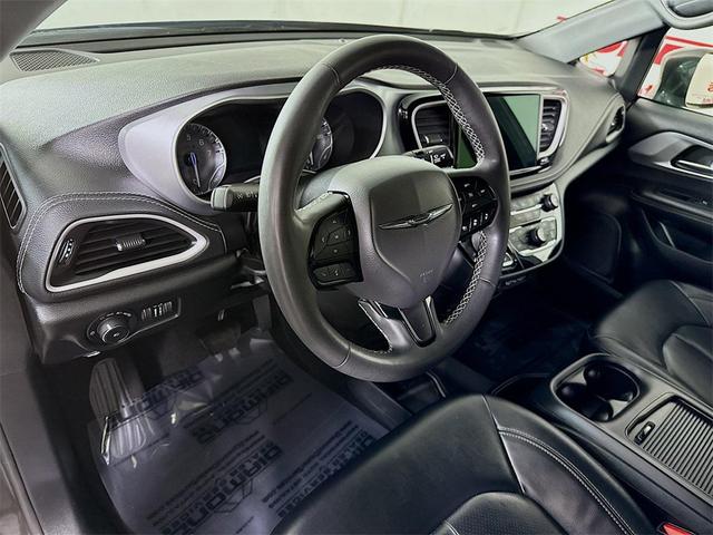 Photo of 2022 Granite Crystal Metallic Clearcoat Chrysler Pacifica