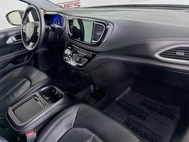 Photo of 2022 Granite Crystal Metallic Clearcoat Chrysler Pacifica