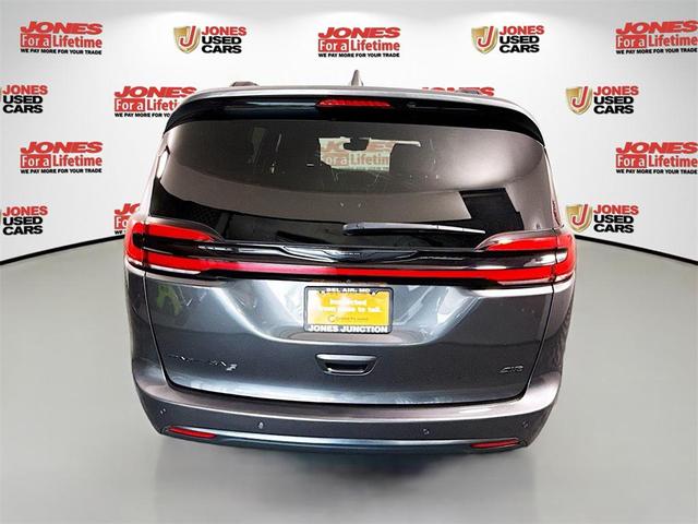 Photo of 2022 Granite Crystal Metallic Clearcoat Chrysler Pacifica