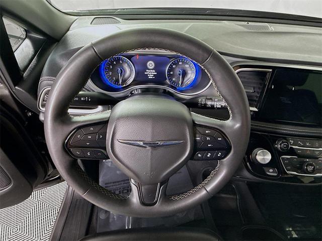 Photo of 2022 Granite Crystal Metallic Clearcoat Chrysler Pacifica