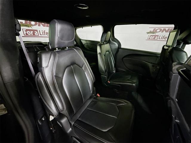 Photo of 2022 Granite Crystal Metallic Clearcoat Chrysler Pacifica