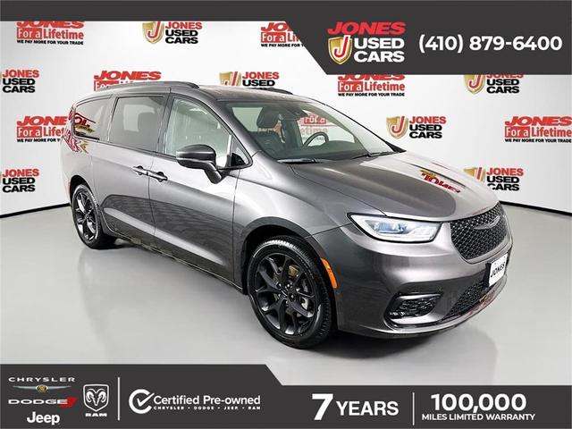 Photo of 2022 Granite Crystal Metallic Clearcoat Chrysler Pacifica