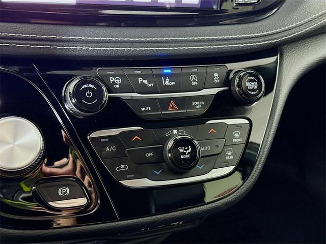 Photo of 2022 Granite Crystal Metallic Clearcoat Chrysler Pacifica