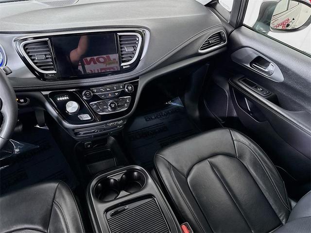 Photo of 2022 Granite Crystal Metallic Clearcoat Chrysler Pacifica