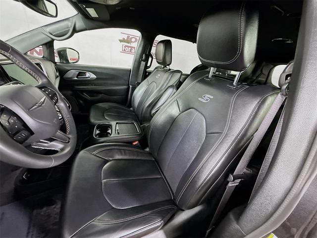 Photo of 2022 Granite Crystal Metallic Clearcoat Chrysler Pacifica
