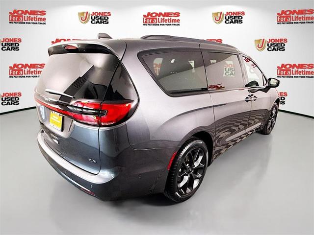 Photo of 2022 Granite Crystal Metallic Clearcoat Chrysler Pacifica