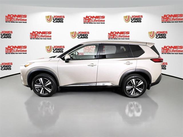 Photo of 2022 Champagne Silver Metallic Nissan Rogue